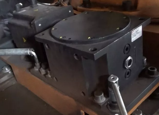 擰松變數(shù)箱的三個(gè)緊固螺絲，和一個(gè)偏心輪的緊固螺絲